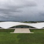 Edifício da CLDF em Brasília sob céu nublado, representando aprovação de reestruturação fazendária e riscos fiscais no DF.