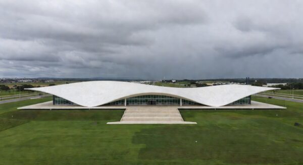 Edifício da CLDF em Brasília sob céu nublado, representando aprovação de reestruturação fazendária e riscos fiscais no DF.