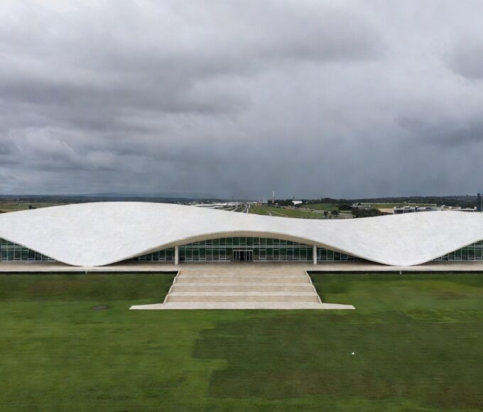 Edifício da CLDF em Brasília sob céu nublado, representando aprovação de reestruturação fazendária e riscos fiscais no DF.