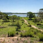 Paisagem natural da Serrinha do Paranoá em Brasília, com vegetação do Cerrado e vista para o lago, transformada em parque ambiental.