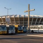 Ônibus gratuitos em Brasília para Via Sacra e Semana Santa, com Catedral ao fundo.