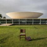 Edifício da Câmara Legislativa do DF com símbolos de descaso para idosos no mercado de trabalho.