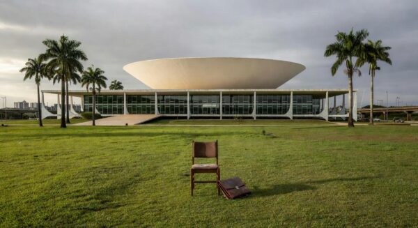 Edifício da Câmara Legislativa do DF com símbolos de descaso para idosos no mercado de trabalho.