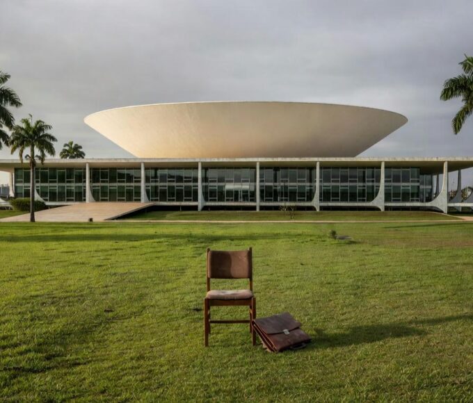 Edifício da Câmara Legislativa do DF com símbolos de descaso para idosos no mercado de trabalho.