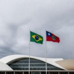 Edifício da CLDF em Brasília sob céu nublado, representando aprovação controversa de título honorário a jornalista.