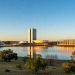 Vista panorâmica da Esplanada dos Ministérios em Brasília com elementos de inovação urbana sustentável.