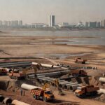 Obras hídricas deterioradas no DF, com tubulações rachadas e vazamentos, expondo falhas no planejamento de água.