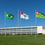 Fachada do Palácio do Buriti em Brasília, representando suspensão de portaria sobre remuneração de professores temporários no DF.