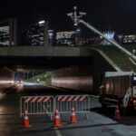 Túnel Buraco do Tatu em Brasília interditado à noite para manutenção de câmeras, com barreiras e cones.