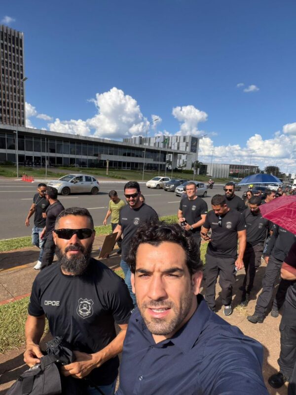Servidores da saúde e policiais penais do GDF protestam em Brasília por reajustes