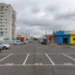 Cena de crime em vaga de estacionamento em rua de Samambaia, com fita policial e viaturas da PMDF.