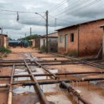 Ligações clandestinas de água em rua de Sucupira, com tubos expostos e poças no chão, destacando riscos apesar de ação do GDF.