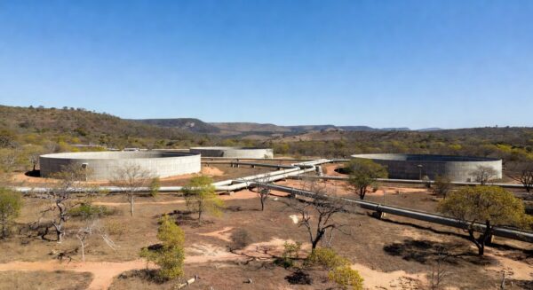 Reservatórios de água inaugurados em Sobradinho, com obras de saneamento no Distrito Federal, Brasil.