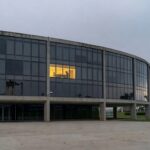 Sala de escritório na CLDF com computadores e cabos sugerindo investigação por grampo em Brasília.