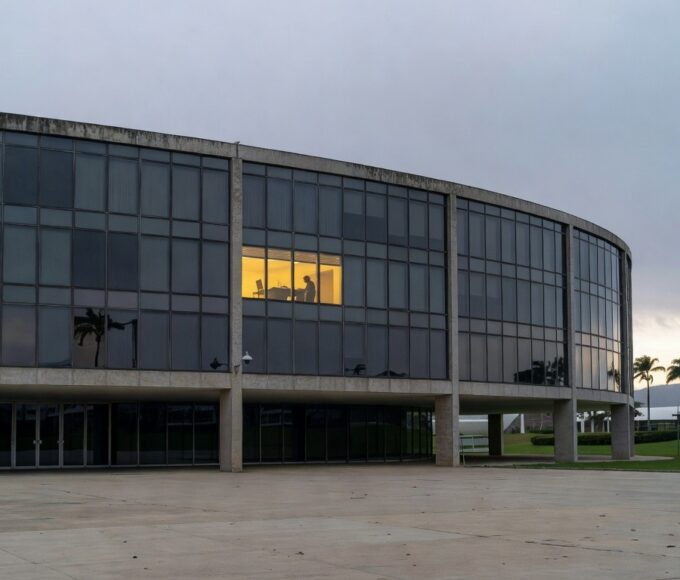 Sala de escritório na CLDF com computadores e cabos sugerindo investigação por grampo em Brasília.