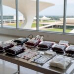 Centro de vacinação em Brasília com bolsas de sangue e vacinas, simbolizando prioridade para doadores aprovada pela Câmara do DF