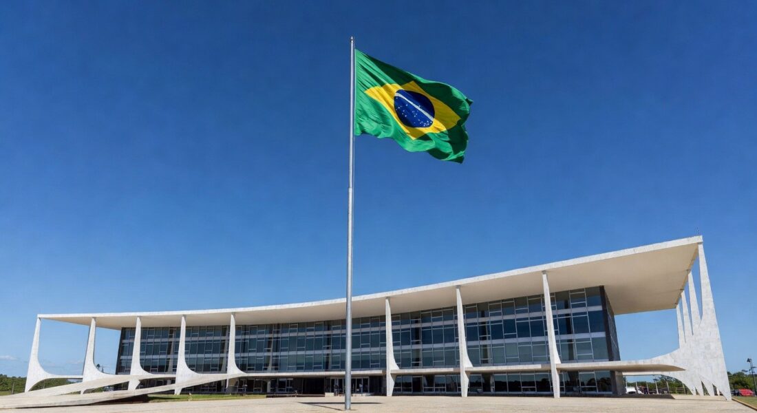 Edifício governamental em Brasília com bandeira do Brasil, simbolizando sanção do Dia dos Rolimistas no DF