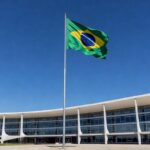 Edifício governamental em Brasília com bandeira do Brasil, simbolizando sanção do Dia dos Rolimistas no DF