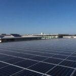 Painéis solares em telhados de Brasília representando parceria para energia renovável