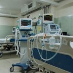 Hospital público no DF com fachada moderna, relacionado a internação por pneumotórax