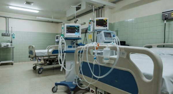 Hospital público no DF com fachada moderna, relacionado a internação por pneumotórax