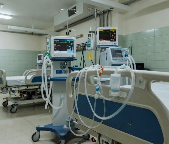 Hospital público no DF com fachada moderna, relacionado a internação por pneumotórax