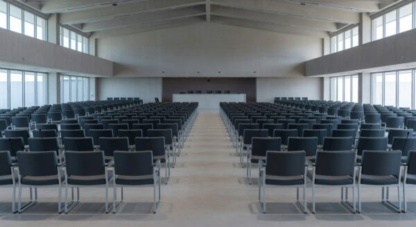 Sala de solenidade na CLDF com elementos da enfermagem e sinais de precariedade no DF