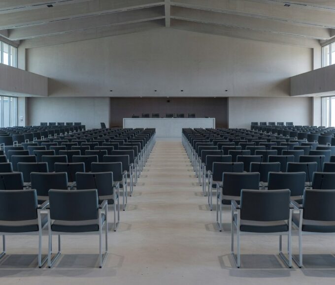 Sala de solenidade na CLDF com elementos da enfermagem e sinais de precariedade no DF