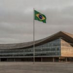 Placa de homenagem à família Sarkis em meio à crise na saúde do DF