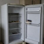 Mesa com pouca comida em cozinha modesta no DF representando insegurança alimentar