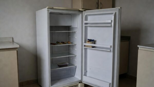 Mesa com pouca comida em cozinha modesta no DF representando insegurança alimentar
