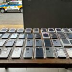 Viatura da PMDF com iPhones apreendidos em operação no Gama