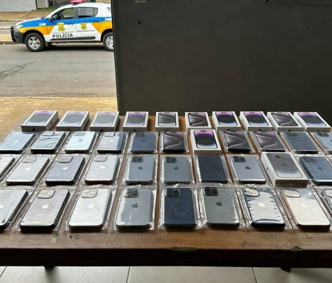 Viatura da PMDF com iPhones apreendidos em operação no Gama