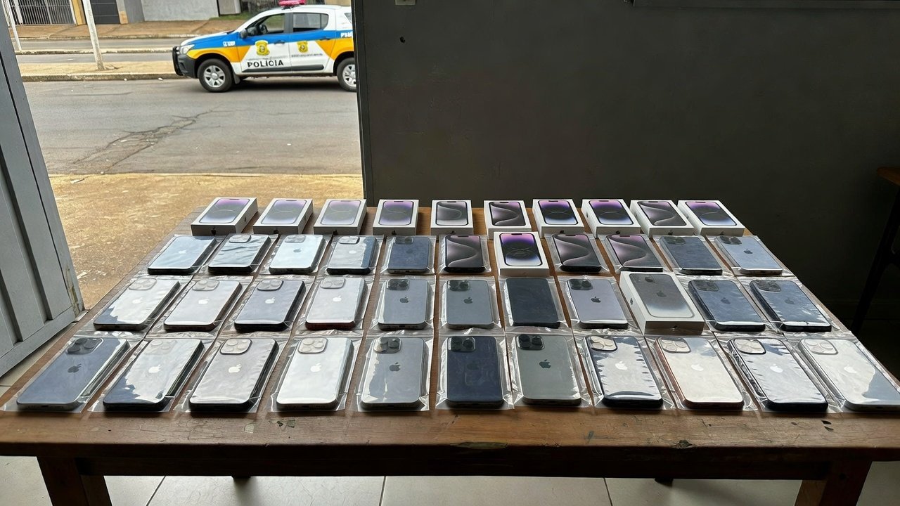 Viatura da PMDF com iPhones apreendidos em operação no Gama