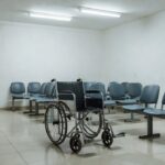 Recepção vazia de UPA do Recanto das Emas com cadeira de rodas