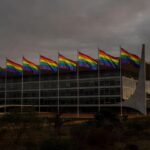 Plenário da CLDF com bandeiras do arco-íris em sessão sobre discriminação LGBTI+