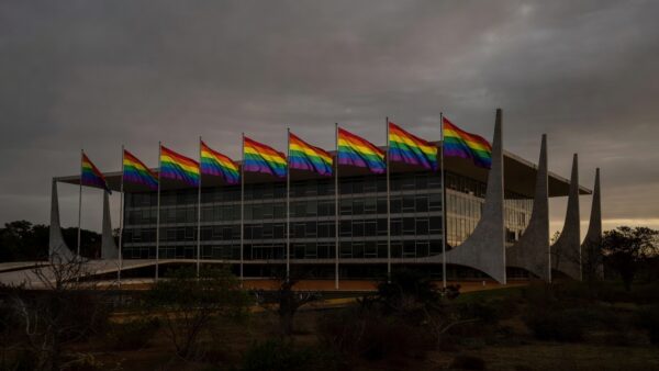 Plenário da CLDF com bandeiras do arco-íris em sessão sobre discriminação LGBTI+