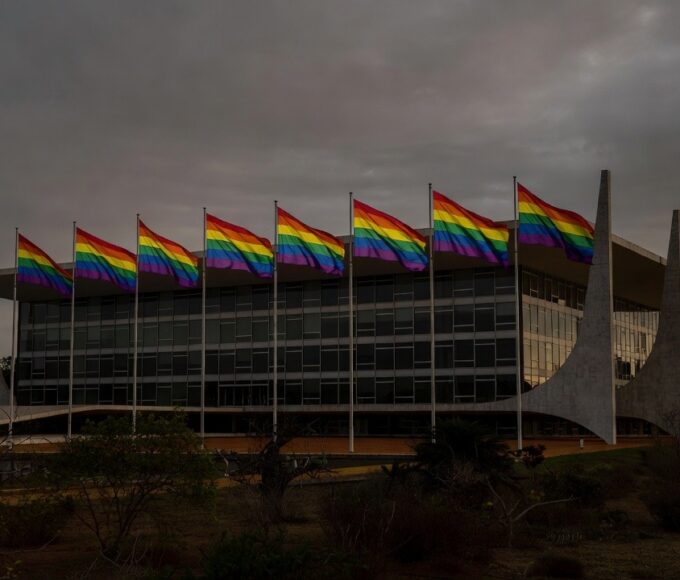 Plenário da CLDF com bandeiras do arco-íris em sessão sobre discriminação LGBTI+