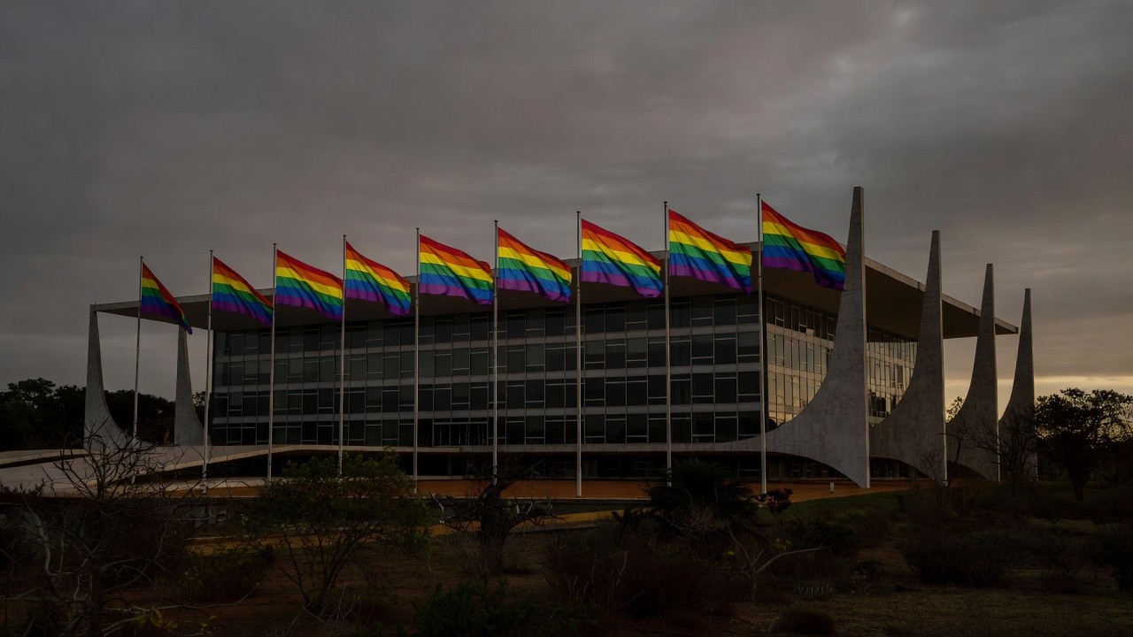 Plenário da CLDF com bandeiras do arco-íris em sessão sobre discriminação LGBTI+