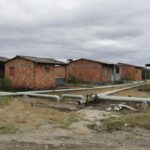 Tubulações e conexões irregulares de água na Fercal, DF, evidenciando desperdício hídrico