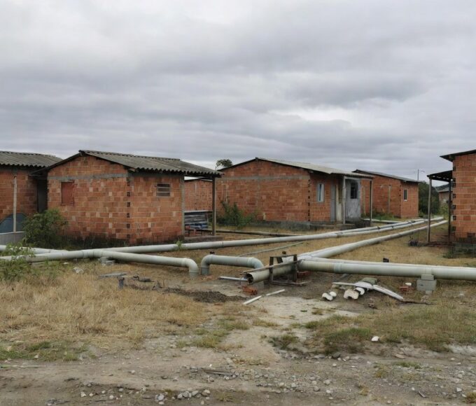 Tubulações e conexões irregulares de água na Fercal, DF, evidenciando desperdício hídrico
