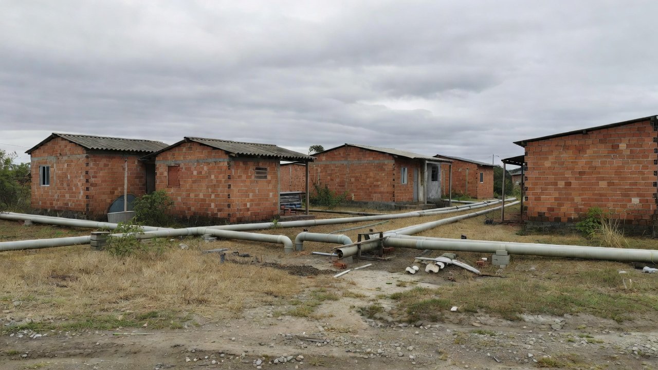 Tubulações e conexões irregulares de água na Fercal, DF, evidenciando desperdício hídrico
