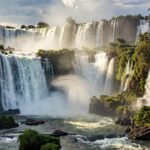 1 de 1 Imagem colorida mostra turista descendo de ponto nas Cataratas do Iguaçu para pegar telefone que havia caido - Metrópoles - Foto: Reprodução/Redes sociais