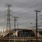 Contas de água, luz e gás simbolizando lei do DF que restringe protesto de dívidas