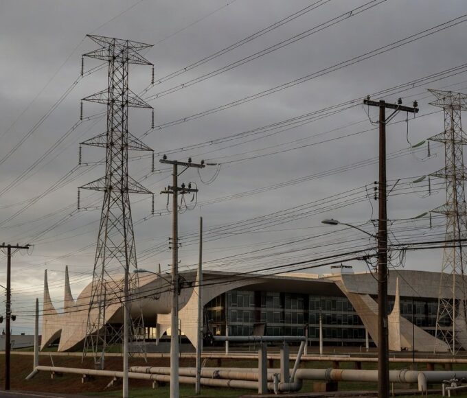 Contas de água, luz e gás simbolizando lei do DF que restringe protesto de dívidas