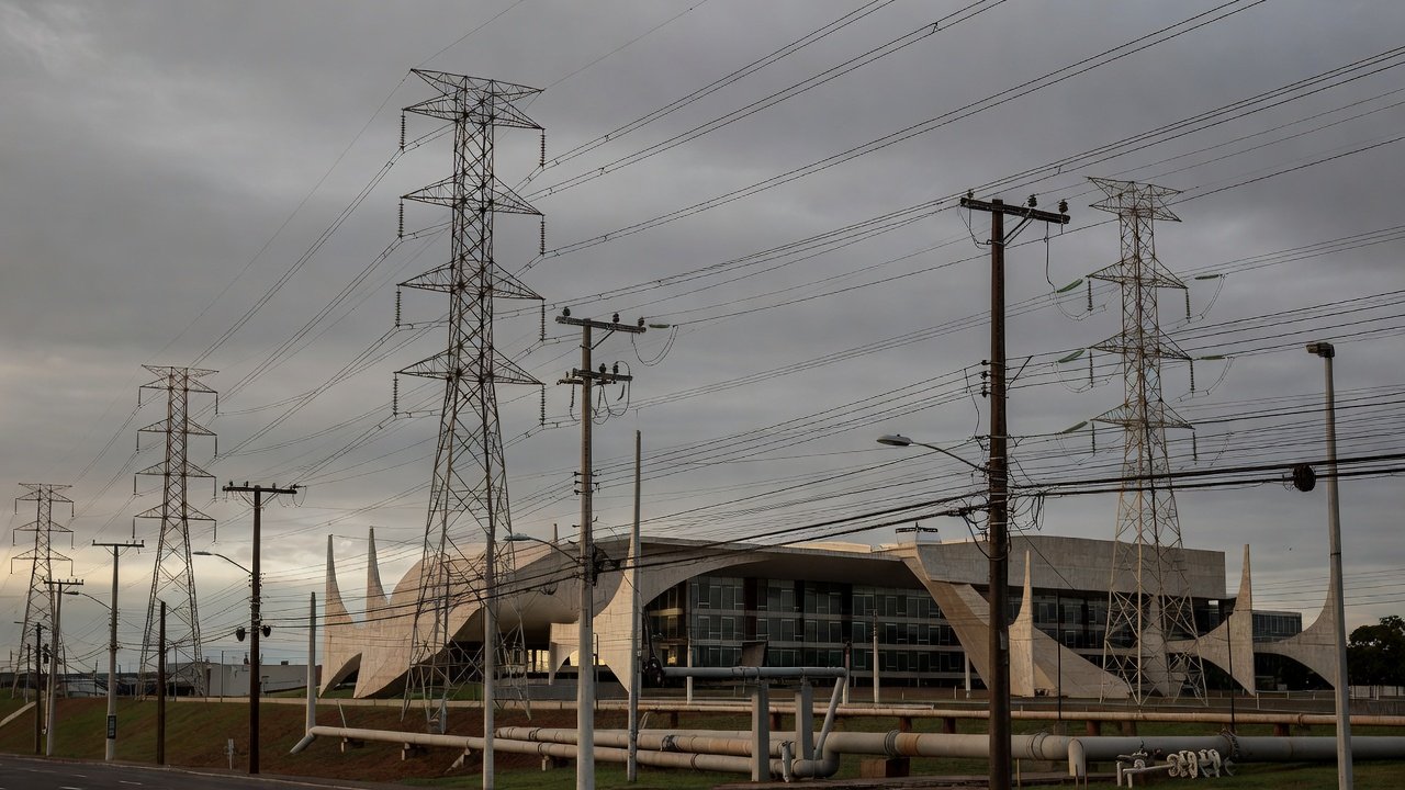 Contas de água, luz e gás simbolizando lei do DF que restringe protesto de dívidas