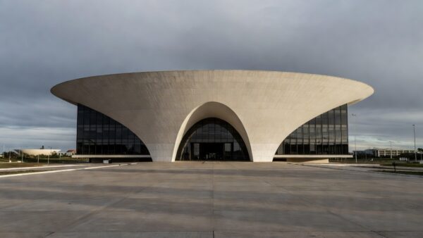 Fachada da Câmara Legislativa do DF em Brasília sobre Conselho de Defesa do Idoso