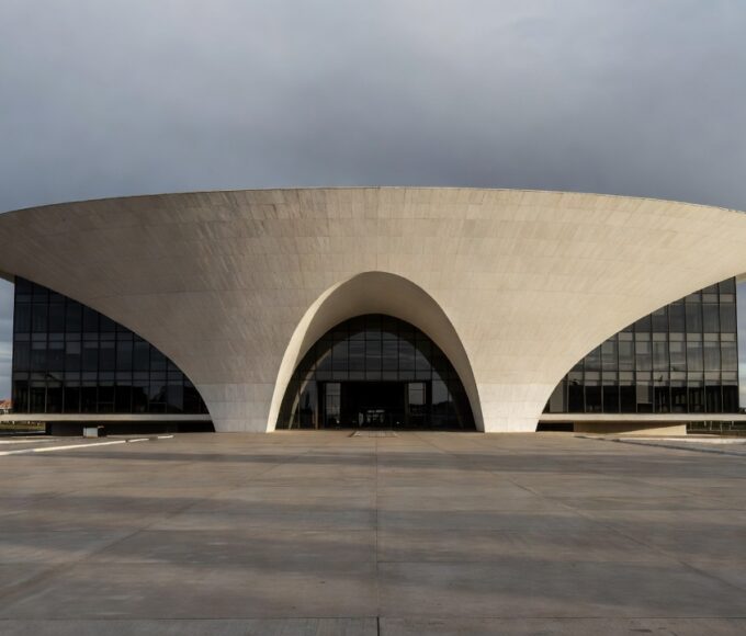 Fachada da Câmara Legislativa do DF em Brasília sobre Conselho de Defesa do Idoso