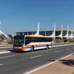 Ônibus vazio em terminal de Brasília representando desafios da Tarifa Zero para estudantes