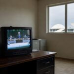 Televisão sintonizada em programa da TV Câmara em escritório brasileiro